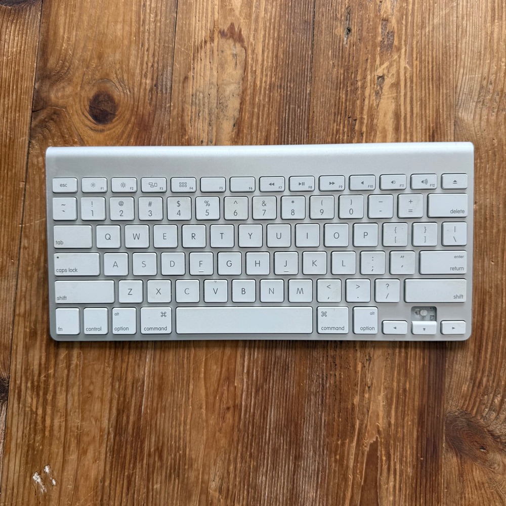 Apple Magic Keyboard A1314 Wireless Bluetooth Silver Aluminum Missing Arrow Key